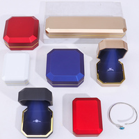 Boîte à bijoux octogonale de luxe avec éclairage LED, faite à la main, avec logo personnalisé, estampage à chaud doré, emballage en cuir et plastique pour bagues et pendentifs