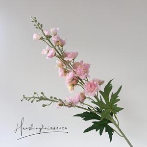 ดอกเดลฟีเนียมประดิษฐ์สีชมพู กิ่งเดี่ยว ยี่ห้อหัวเซิงไค  ดอกไม้ผ้าไหมเสมือนจริง สำหรับตกแต่งงานแต่งงาน - Product Image 1