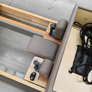 Machine de Pilates classique en chêne avec demi-tournebiquette en acier inoxydable pour studio et entraînement professionnel - Product Image 5