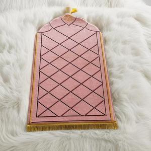 Vente en gros de tapis de prière <span class=keywords><strong>pour</strong></span> adultes en flanelle épaissie à franges <span class=keywords><strong>pour</strong></span> le Hajj de <span class=keywords><strong>la</strong></span> <span class=keywords><strong>Mecque</strong></span> musulmane tapis de prière à approvisionnement direct d'usine - Product Image 2