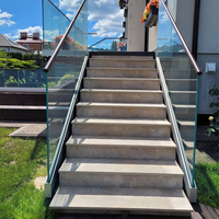 Garde-corps en verre trempé pour escalier en aluminium à profil en U, finition noir mat, durabilité longue durée, pour balcons de villas de luxe en montagne