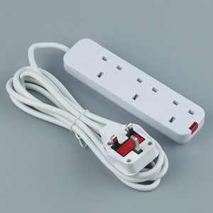 Multiprise blanche standard britannique avec interrupteur rouge et câble long, adaptée à une utilisation domestique et extérieure. - Product Image 3