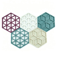Vente en gros de dessous-de-plat hexagonaux creux en silicone souple, résistants à la chaleur, antidérapants, pour protéger la table, avec logo personnalisé pour la cuisine