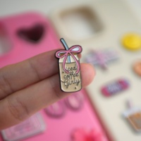 Op maat gemaakte emaille metalen telefoonstickers 3M kleefmiddel roze girly girl power pizza koffie geld bloem hart hoofdtelefoon decoratieve telefoon