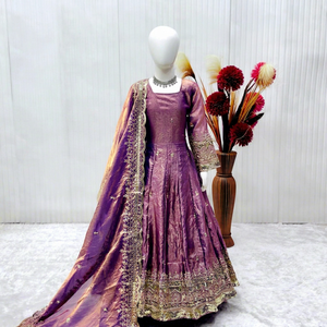 Ensemble Anarkali en soie pour femmes, style traditionnel indien et pakistanais, avec dupatta brodé, longueur ras du sol, tenue de mariage, coupe classique - Product Image 1