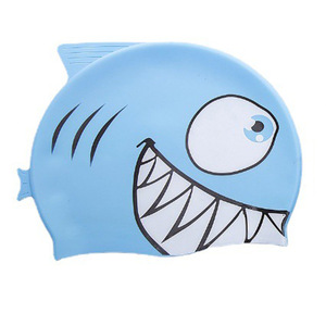 Gorro de natación con forma de pez para niños, protección para los oídos de silicona de color sólido para uso en piscinas para niños - Product Image 3