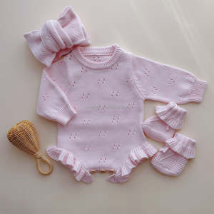 Romper de punto Pointelle con estampado de flores Peach Bloom y volantes en las piernas, suéter de algodón personalizado para baby shower, pelele. - Product Image 6
