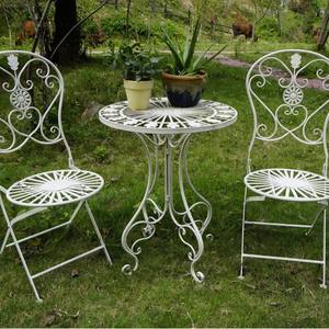 विंटेज फ्रेंच आउटडोर लोहे के बिस्ट्रो सेट-फोल्डेबल गार्डन कुर्सियां और पैटिओ, बालकनी के लिए गोल टेबल - Product Image 1