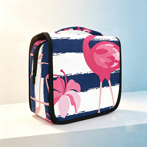 Trousse de Toilette Suspendue Tendance à Imprimé Flamant Rose en Tissu Sergé avec Crochet pour Voyage, Personnalisable en Gros - Product Image 1