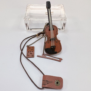 Vente en gros <span class=keywords><strong>de</strong></span> porte-clés en cuir fait main pour violon, sac cadeau pour violon, cadeau promotionnel personnalisé pour le <span class=keywords><strong>magasin</strong></span> <span class=keywords><strong>d</strong></span>'instruments <span class=keywords><strong>de</strong></span> <span class=keywords><strong>musique</strong></span> - Product Image 3