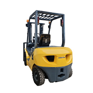Chariot élévateur diesel Komatsu d'occasion FD30 3 tonnes avec déplaceur latéral hydraulique et mât à deux étages - Product Image 1