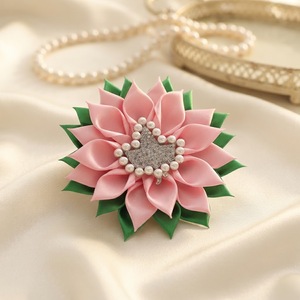 Fita de Cetim Lisa Rosa e Verde Delicada para Fazer Acessórios Infantis Decorados à Mão com Símbolo IVY da Irmandade Grega Alpha para Casamento - Product Image 5