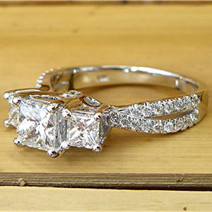 F1039 Anello di fidanzamento da donna in oro bianco con diamante naturale taglio principessa colore G e diamanti laterali - Product Image 2