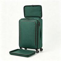 Valise à roulettes souple en tissu vert avec ouverture par le dessus, compartiment profond, poche avant et serrure à combinaison