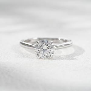 Bague Solitaire en Or Blanc 10K avec Diamant de Laboratoire Rond 1ct DEF VS, Sertie 4 Griffes - Product Image 1