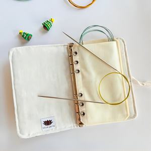 Étui de rangement pour aiguilles à tricoter circulaires fixes en tissu Lotus Yarns avec pages à feuilles mobiles, style écologique avec boutons, outils de tricot - Product Image 4