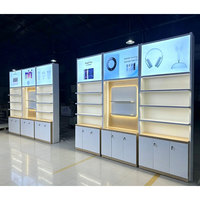 Conception de magasin : Agencement intérieur personnalisé pour boutique de téléphonie mobile avec présentoirs et vitrines