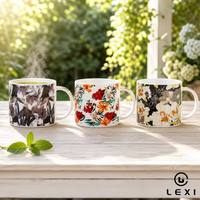 Ensemble de trois tasses en céramique à motifs floraux contrastés, fond noir, fleurs encadrées, hibiscus blanc, motif botanique aquarelle