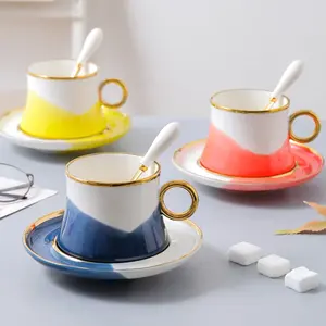 欧洲豪华陶瓷杯盘带金属勺子，趋势2022金框陶瓷咖啡杯带圆盘
