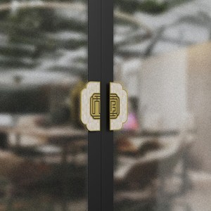 Poignée de porte longue sur mesure avec incrustation de nacre et accents dorés brossés pour entrée en verre sans cadre de salle de banquet - Product Image 5