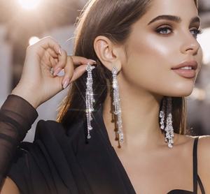 Boucles d'oreilles pendantes géométriques tendance de style européen et américain, entièrement serties de diamants, longues, en strass, plaquées argent, pour boîte de nuit, formelles - Product Image 2