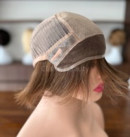 Perruque médicale en cheveux naturels non traités, entièrement nouée à la main, avec dessus en soie doux et lisse et devant en dentelle