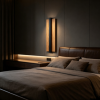 Lampe murale LED créative en fer et bois massif, design moderne et simple, à bande verticale longue, pour salon, chambre et éclairage décoratif d'escalier