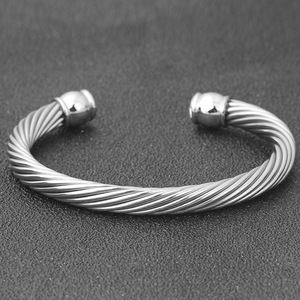Bracelet en acier inoxydable avec câble de 7 mm, ouverture réglable, pour femme, bijoux cadeau - Product Image 3