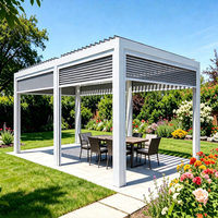 Grande pergola bioclimatique motorisée en aluminium avec écran à enroulement, lames orientables pour café, restaurant, espace repas extérieur