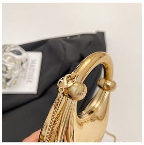 Mini <span class=keywords><strong>sac</strong></span> à bandoulière tendance <span class=keywords><strong>argent</strong></span>é et doré avec chaîne amovible pour femme, idéal pour cocktails, mariages et événements décontractés - Product Image 4