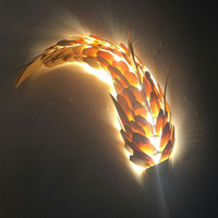 Luminaire suspendu moderne au design artistique unique en forme de poisson, idéal pour les projets d'art et la décoration.