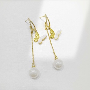 Boucles d'oreilles pendantes papillon en laiton plaqué or, élégantes pour femme, en cuivre, uniques, avec perles et pompons, pour fêtes et mariages, prix de gros - Product Image 2