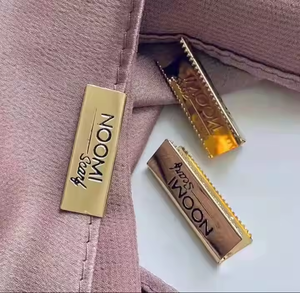 Etiqueta Metálica Personalizada para Accesorios de Ropa, Precio Bajo, Diseño Personalizado, Apta para Cajas de Papel y Bolsas, Envío Rápido - Product Image 6