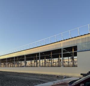 Edificio Prefabbricato Minimalista in Struttura Metallica Leggera per Fattoria e Stalla - Product Image 1