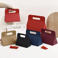 Boîte cadeau élégante pour mariage, en forme de triangle, pliable, avec fermeture magnétique, en papier rigide, personnalisable avec logo.