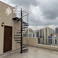 Escalier en colimaçon moderne de style minimaliste pour appartement, avec planification d'installation par un fabricant spécialisé