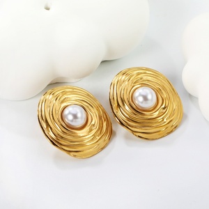 Boucles d'oreilles clous vintage irrégulières en acier inoxydable plaqué or 18 carats PVD, motif fleur marguerite et perle, pour femmes, vente en gros - Product Image 5