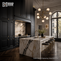 Meuble de cuisine parisien architectural, porte à panneau surélevé noir mat, îlot en marbre blanc glace, menuiserie de luxe sur mesure