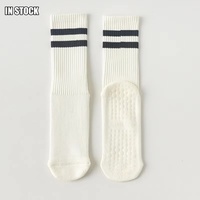 Vente en gros Chaussettes classiques Barre Pilates pour femmes Chaussettes adhérentes en coton de yoga en stock Chaussettes antidérapantes
