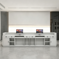 Bureau d'accueil moderne sur mesure effet marbre avec accents métalliques et éclairage LED pour bureau d'entreprise ou hôtel