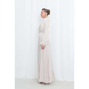 Robe de soirée élégante en satin plissé à manches longues et col montant, coupe trapèze, avec détail portefeuille et lien, pour les femmes modernes portant le hijab - Product Image 5