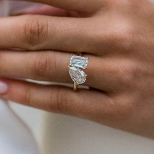 Bague Toi et Moi en or blanc, rose et jaune <span class=keywords><strong>4K</strong></span> avec <span class=keywords><strong>2</strong></span> diamants taille émeraude de <span class=keywords><strong>2</strong></span> carats chacun - Product Image 6