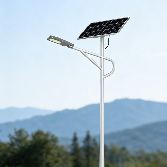 High Brightness Long Working Time Solar Powered LED Street Light IP66 70x140 Beam Angle 6500-7000K Color Temp 30000 Hours