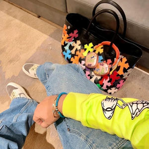 Sac à bandoulière unique de grande capacité en cuir chromé avec un motif de croix chrétienne, sac à main en cuir à bandoulière, sac fourre-tout de grande capacité de luxe - Product Image 2