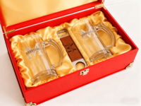 Vente en gros Bar Logo personnalisé 700ml Verres à bière classiques transparents Pilsner Set dans une boîte-cadeau avec ouvre-boîte