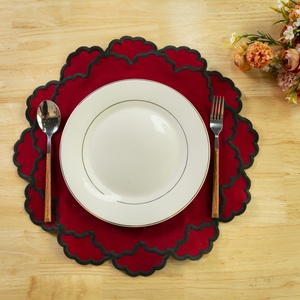 Bán buôn thiết lập của vải lanh màu Đỏ placemats và khăn ăn với ruffles màu xanh đậm thêu cạnh một đám cưới cá nhân hoặc món quà kỳ nghỉ - Product Image 1