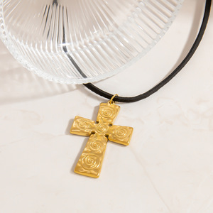 Collier en acier inoxydable avec croix en or 18 carats, motif spirale, chaîne claviculaire, style street art pour femmes - Product Image 4