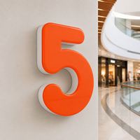 Enseigne Numérique 3D Lumineuse Personnalisée avec Face en Acrylique Orange et Base Métallique Blanche Mate pour Zone Commerciale et Affichage en Magasin