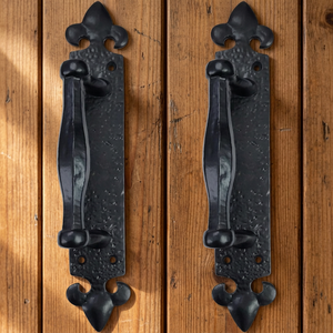 Poignée de porte d'entrée traditionnelle en fer noir avec plaque de tirage, motif Fleur de Lys, installation facile, ambidextre, Coshik Exports - Product Image 3