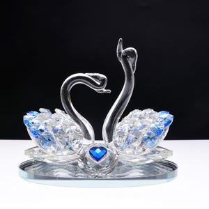 Soporte para Perfume de Coche con Diseño de Cisnes de Cristal, Adorno para Salpicadero, Ambientador Decorativo con Corazón Rojo, Clip para Rejilla de Ventilación - Product Image 3